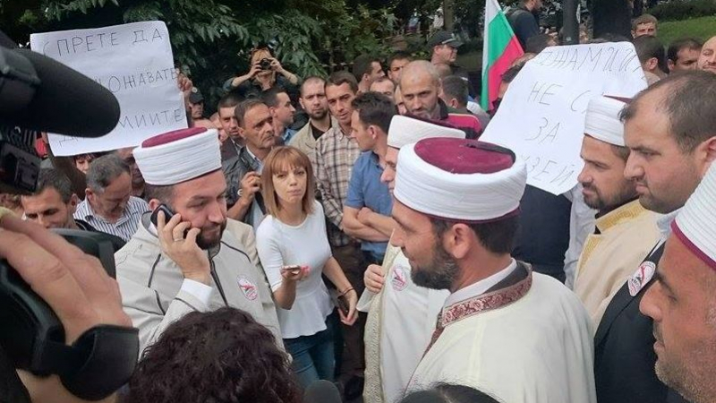 Мюсюлманите в Карлово: Спрете унищожението на джамиите (СНИМКИ)