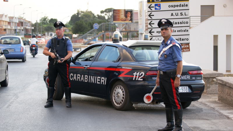 Двамата нападатели на банката в Италия се предадоха на полицията