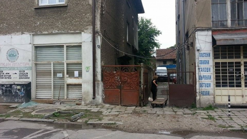 БЛИЦ TV: Ето я къщата с бежанци, атакувана от ДАНС и СДВР (СНИМКИ)