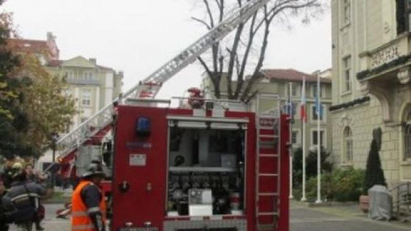 Пожарникари вдигнаха на крак пловдивчани, обградиха Партийния дом