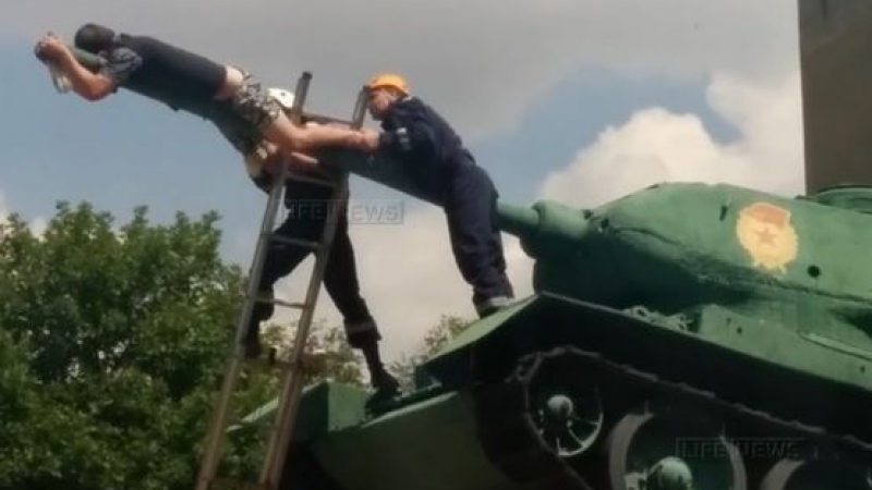 Мъж тръгна да се беси на дулото на танк (СНИМКИ/ВИДЕО)