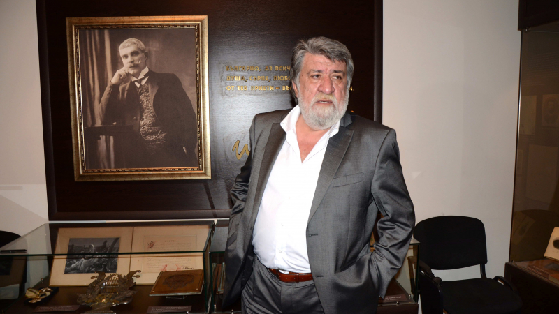 Вежди Рашидов поиска повече музеи пред къщата на Иван Вазов 