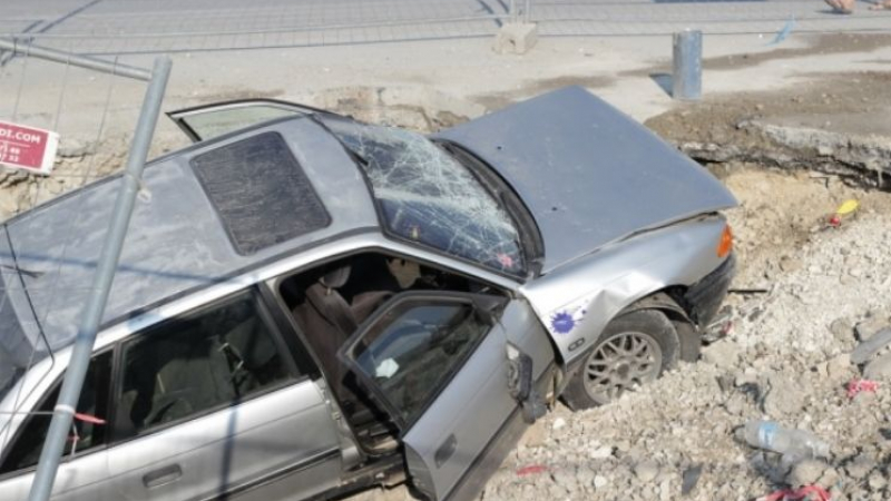 Кола падна в изкоп в Шумен, двама младежи са в болница