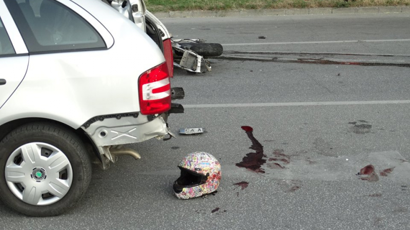 След адската катастрофа в Пловдив: Двамата мотористи берат душа (СНИМКИ)