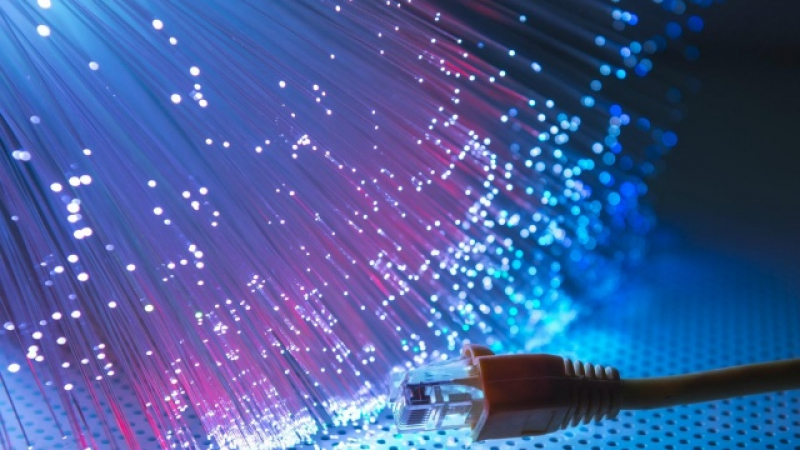 Учени удвоиха капацитета на фиброоптичните интернет мрежи