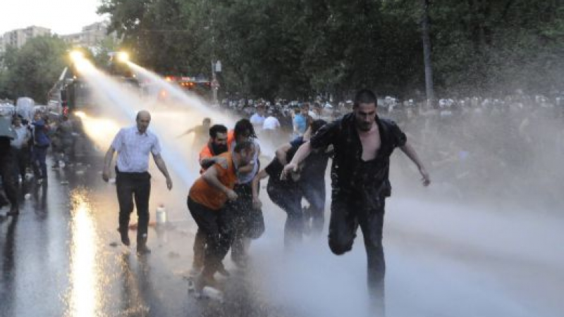 Премахват барикадите в Ереван, 46 демонстранти са арестувани
