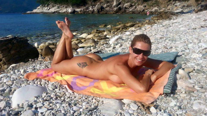 Джина Стоева изненадва с голи снимки