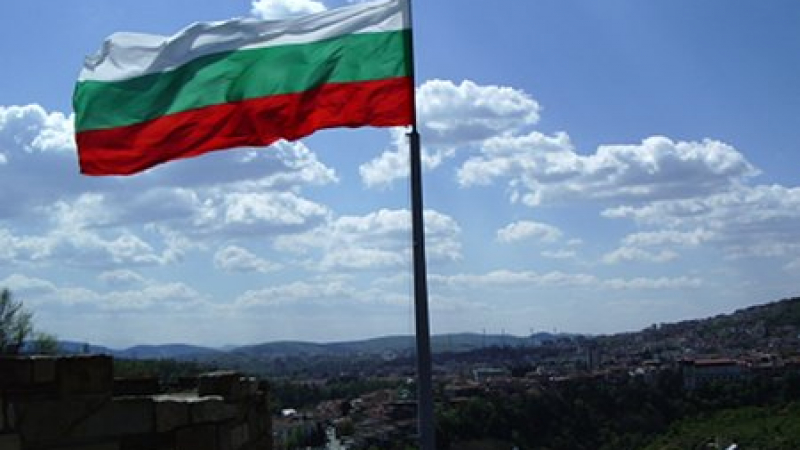 ТАСС: Неизвестни лица разкъсаха 15 български знамена в Киев