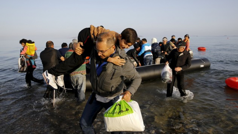 Още една катастрофа: Бежанци заливат Гърция 
