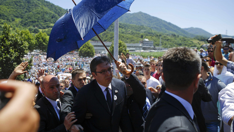Замеряха с камъни сръбския премиер Вучич в Сребреница (СНИМКИ)