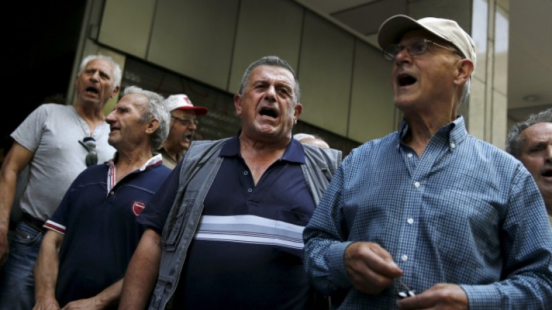 Гръцки пенсионер шокира Германия - жалва се, че му орязали пенсията до... 1500 евро