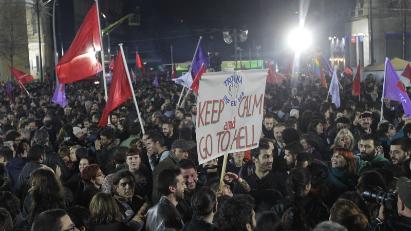 Протестиращи в Гърция запалиха знамето на СИРИЗА