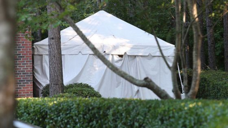Подозрителна палатка цъфна до хосписа на Боби Кристина - стана ли най-лошото?