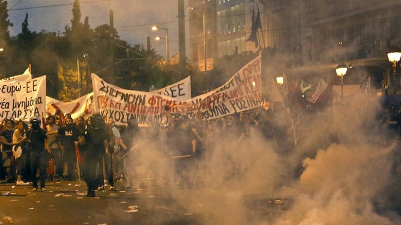 Много от задържани по време на протестите в Атина са чужденци   