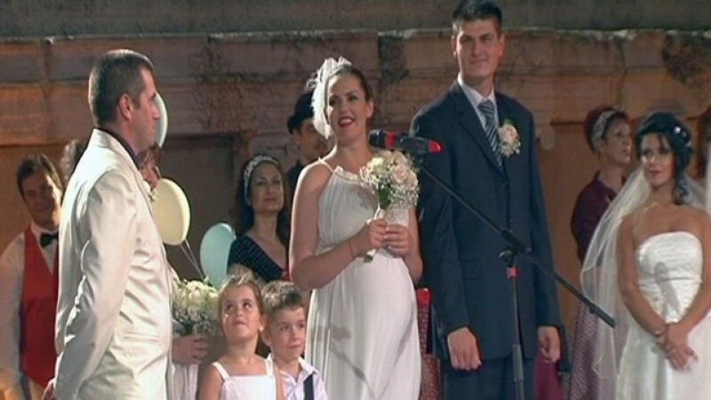 Младоженци се венчаха като част от операта &quot;Любовен еликсир&quot;