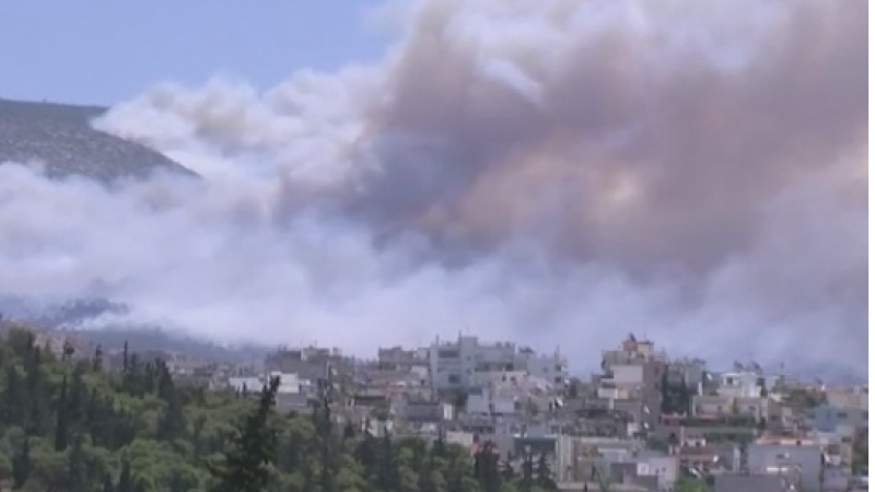 Бушуващият пожар в Гърция заклещи летовници на плаж (ВИДЕО)
