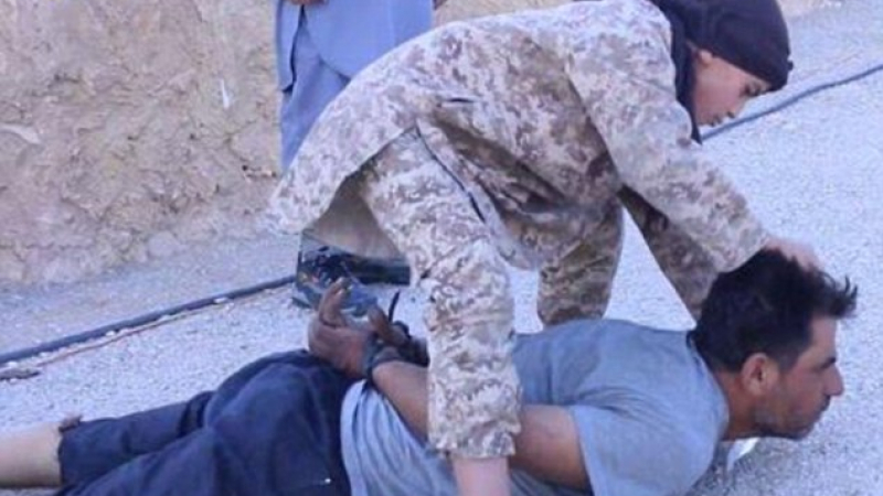 10-годишен палач на &quot;Ислямска държава &quot; екзекутира сирийски офицер (СНИМКА/ВИДЕО 18+)