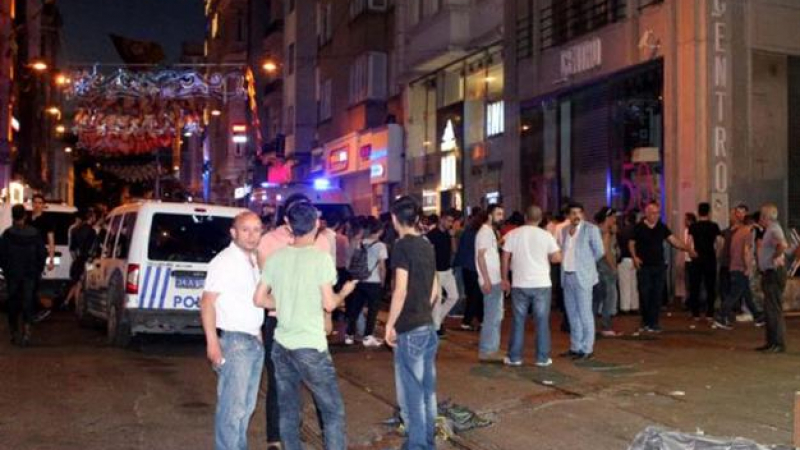 Стрелба и кръв по улиците на Истанбул (ВИДЕО)