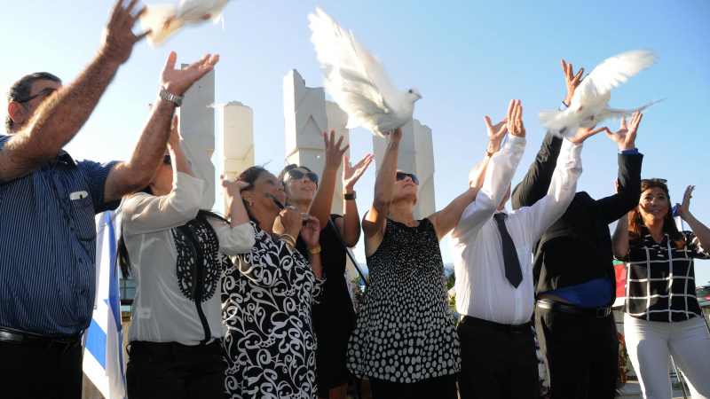 Пуснаха бели гълъби за загиналите в Сарафово (СНИМКИ)