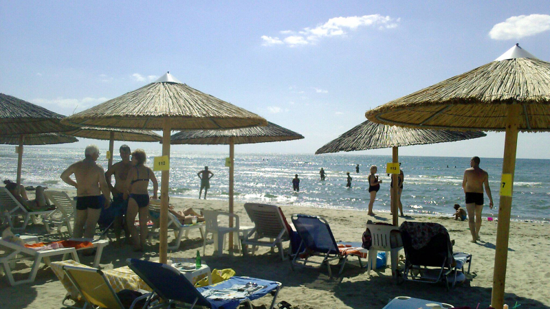Без бой: Българи превзеха гръцки плаж