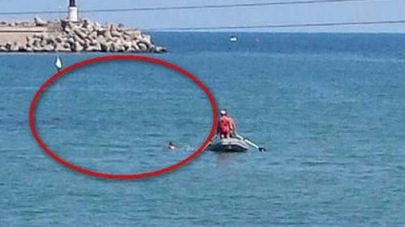 Водолази вадят хеликоптера, който се заби в морето край Царево (СНИМКА)