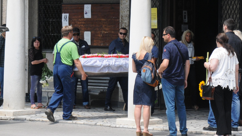 Погребаха оператора Григор Кумитски, загинал докато спасява давещо се момиче (СНИМКИ)