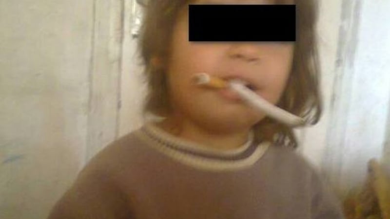 Скандално! Ученичка тика цигара в устата на 4-годишната си сестра 