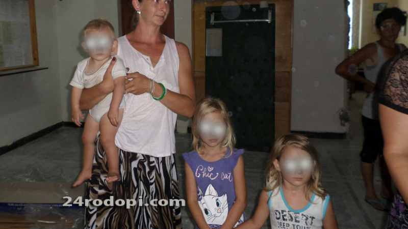 Багер срина незаконна къща и прати 10 деца в дом (СНИМКИ,ВИДЕО) 