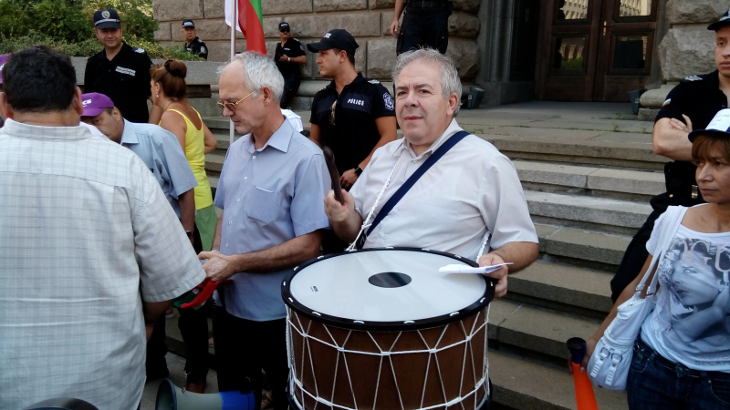 Протестът срещу скъпия ток тръгна към КЕВР с тъпани и вувузели (ВИДЕО/СНИМКИ)