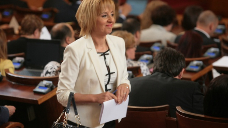 Мая Манолова се въртяла около мъжете в парламента