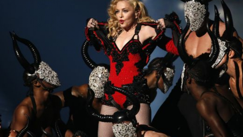 &quot;Монахини&quot; кършат снаги на пилон на концерт на Мадона