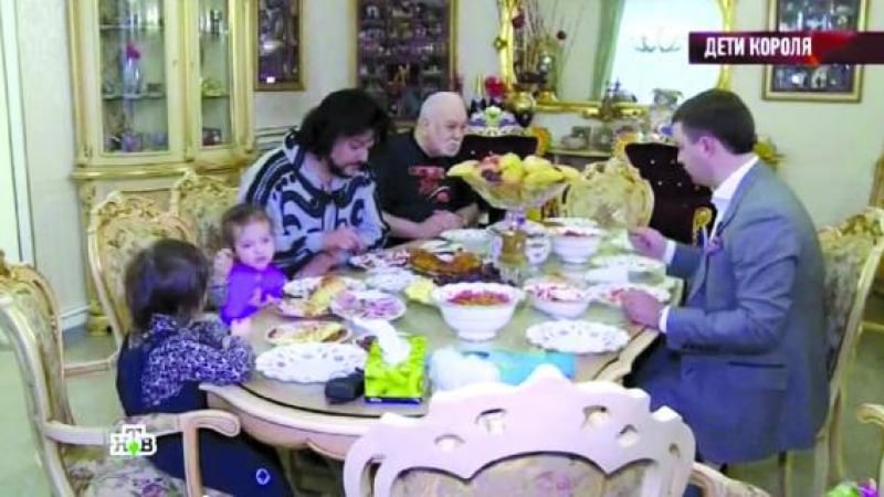 Децата на Киркоров казват “мама” на кръстницата си 