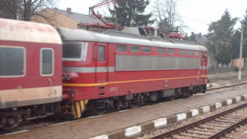 Бързият влак от Видин за София попадна сред бушуващ пожар
