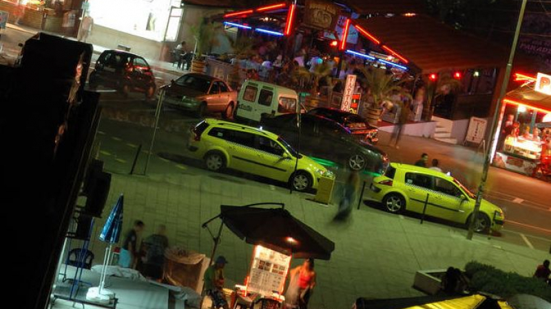 Екшън в Приморско: Бизнесмен помля с юмруци диджей и туристи в бар