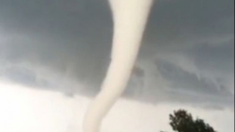 Торнадо изкара акъла на фермерите в Айова (ВИДЕО)