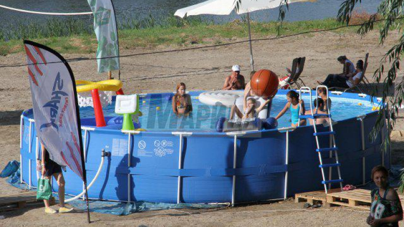 Култов плаж заформиха на Марица - 20 се къпят, 30 ги гледат (СНИМКИ)