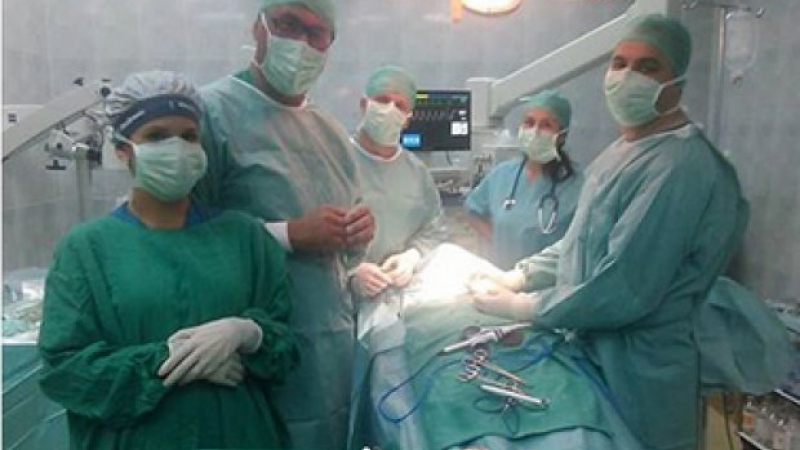 Хирург без ръкавици взриви Фейсбук
