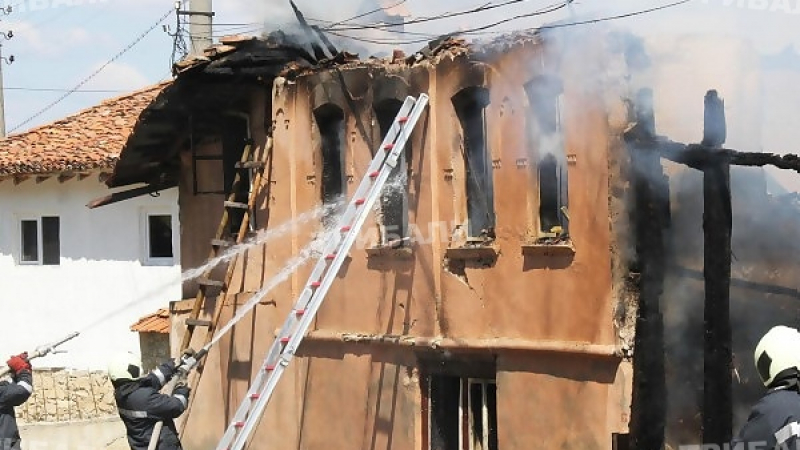 Старица изгоря в къщата си заради забравена свещ