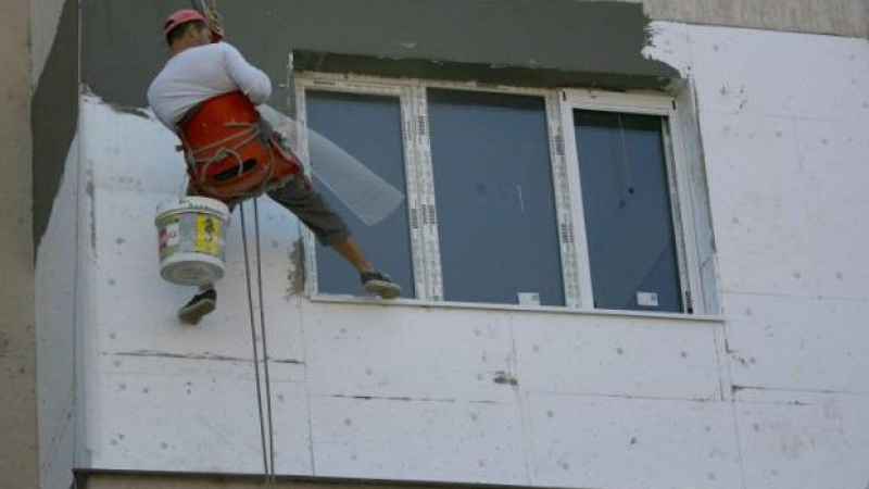Работник падна от 7-ия етаж, санирал блок в Бургас