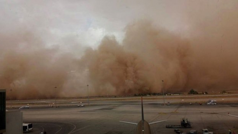 Ужас! Пясъчна буря погълна летище в Йордания (ВИДЕО)