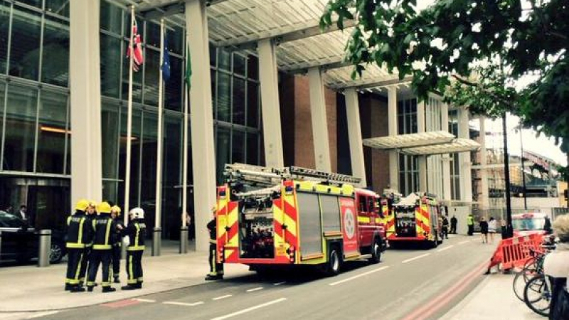 Пожар избухна в лондонски небостъргач, 100 души са евакуирани