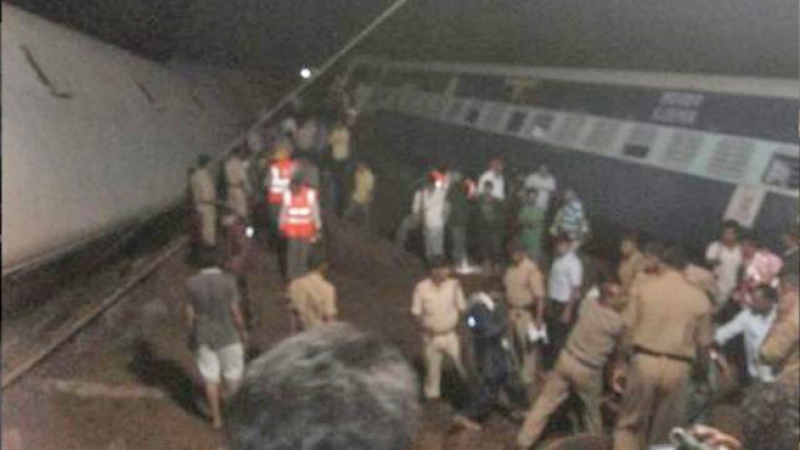 Индия брои трупове, жертвите на влаковата катастрофа вече са 32