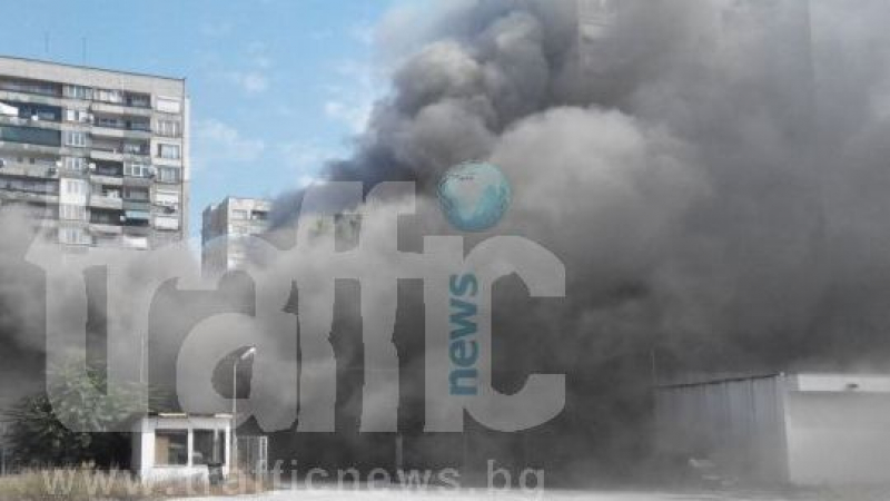 Извънредно! Голям пожар облизва мол „Пловдив”