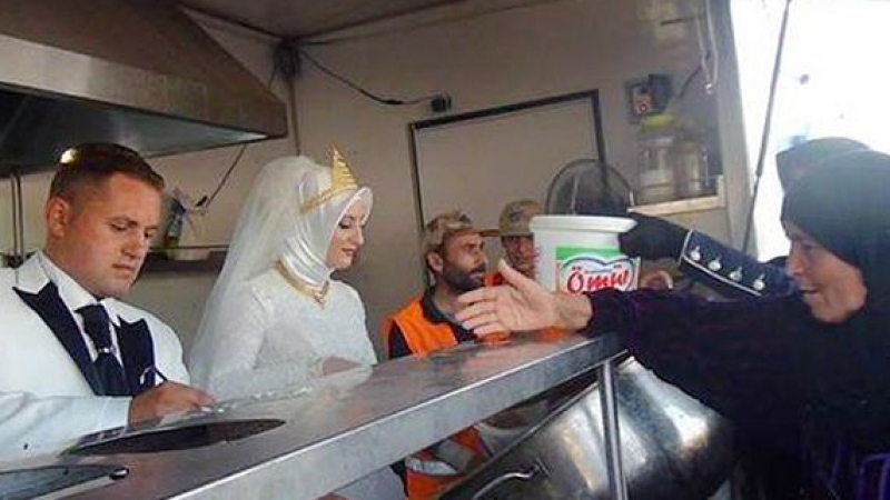 Вместо тържество: Младоженци в Турция нахраниха 4000 бежанци