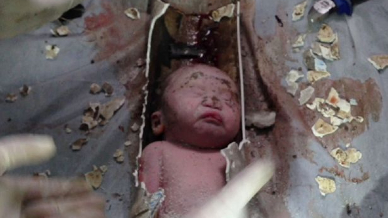 Китайската полиция извади изоставено новородено от канализацията