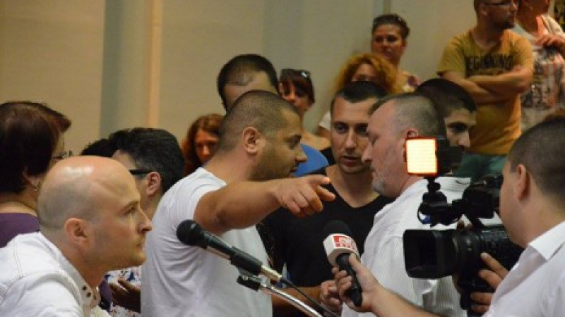 Бой в община Варна! Протестиращите не оставят Янко Станев да излезе от залата (ВИДЕО)
