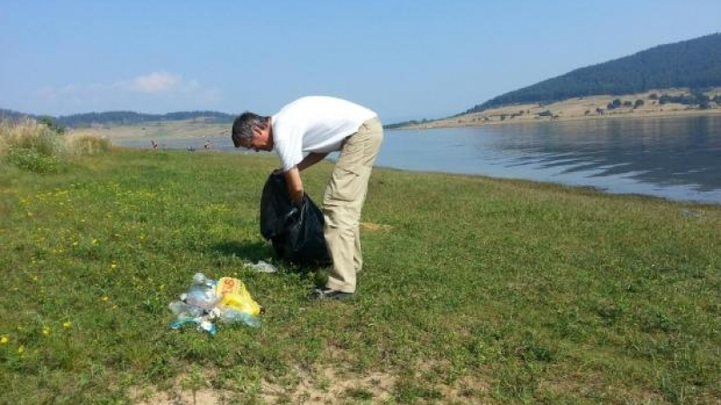 Швейцарски професор чисти боклуците след отпускарите на язовир &quot;Батак&quot;