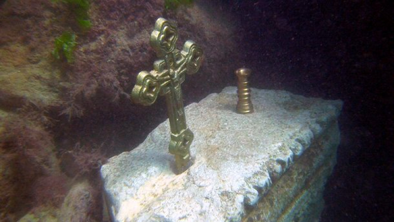 Единственият параклис под вода в Европа пази водолазите