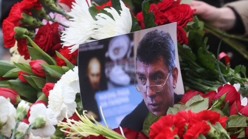 Убиецът на Борис Немцов е държал оръжието в лявата ръка   