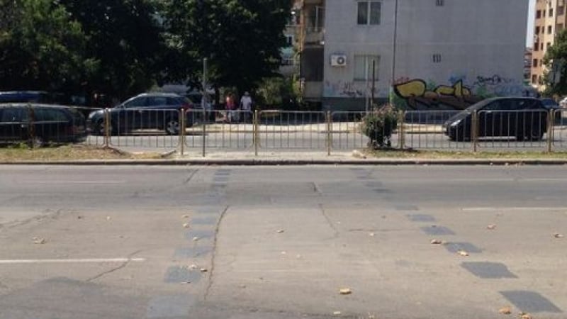 Пешеходна пътека изчезна във Варна, майки с колички обикалят в жегите (СНИМКА)